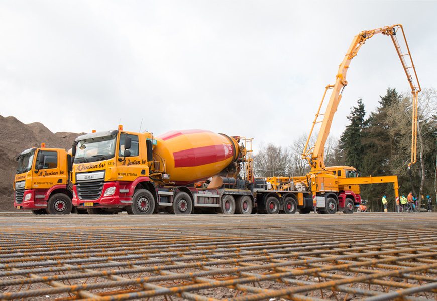 groot project waarbij betonmixer en betonpomp beton storten